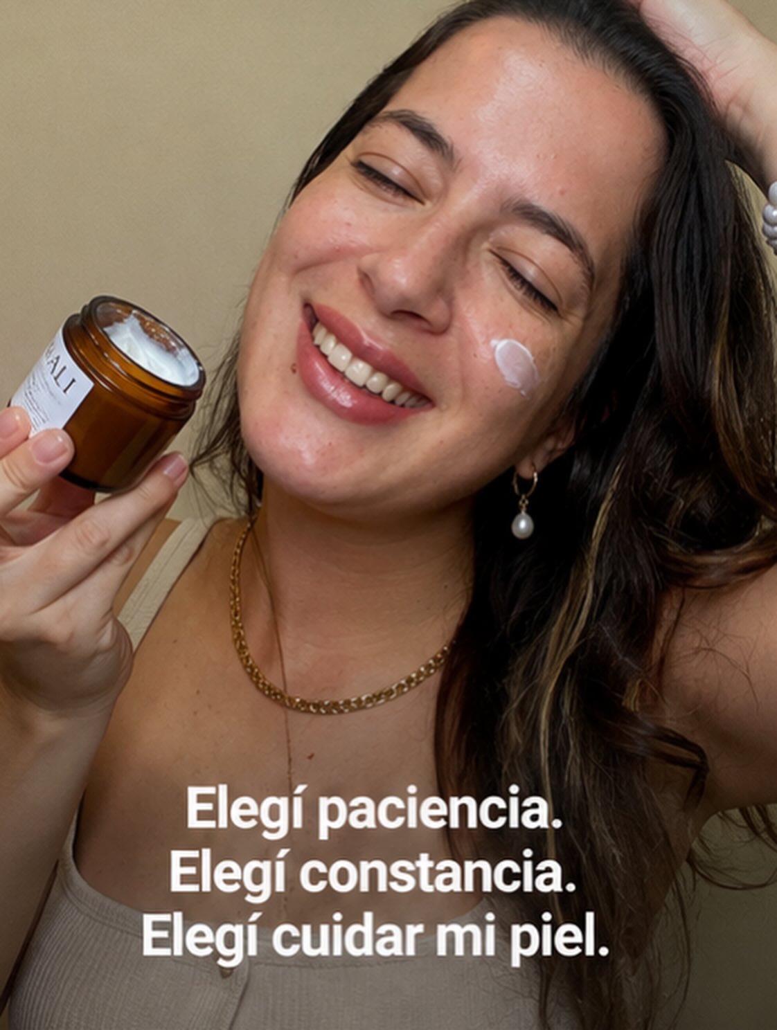 Hoy me veo así.
Pero no siempre fue así.
También tuve acné hormonal.También pasé por momentos difíciles.También hubo meses en los que dejé de cuidarme.
Mi piel reflejaba exactamente cómo me sentía.
Con el tiempo entendí que no necesitaba soluciones agresivas. Necesitaba paciencia, constancia y productos que respetaran mi piel.
Por eso elegí el skincare natural.
Porque después de cada tormenta, mi piel siempre agradece que la cuide con ingredientes puros y sin químicos agresivos.
Esta no es solo una historia de skincare.Es una historia de volver a elegirme todos los días.
¿Te identificas mi historia? Te leo en los comentarios.