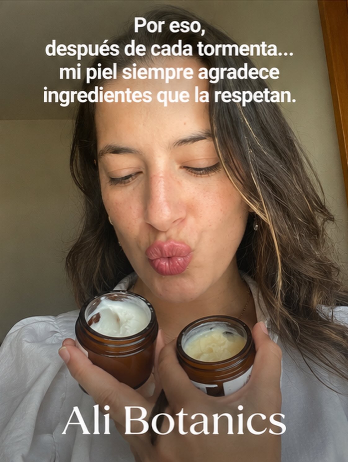 Hoy me veo así.
Pero no siempre fue así.
También tuve acné hormonal.También pasé por momentos difíciles.También hubo meses en los que dejé de cuidarme.
Mi piel reflejaba exactamente cómo me sentía.
Con el tiempo entendí que no necesitaba soluciones agresivas. Necesitaba paciencia, constancia y productos que respetaran mi piel.
Por eso elegí el skincare natural.
Porque después de cada tormenta, mi piel siempre agradece que la cuide con ingredientes puros y sin químicos agresivos.
Esta no es solo una historia de skincare.Es una historia de volver a elegirme todos los días.
¿Te identificas mi historia? Te leo en los comentarios.