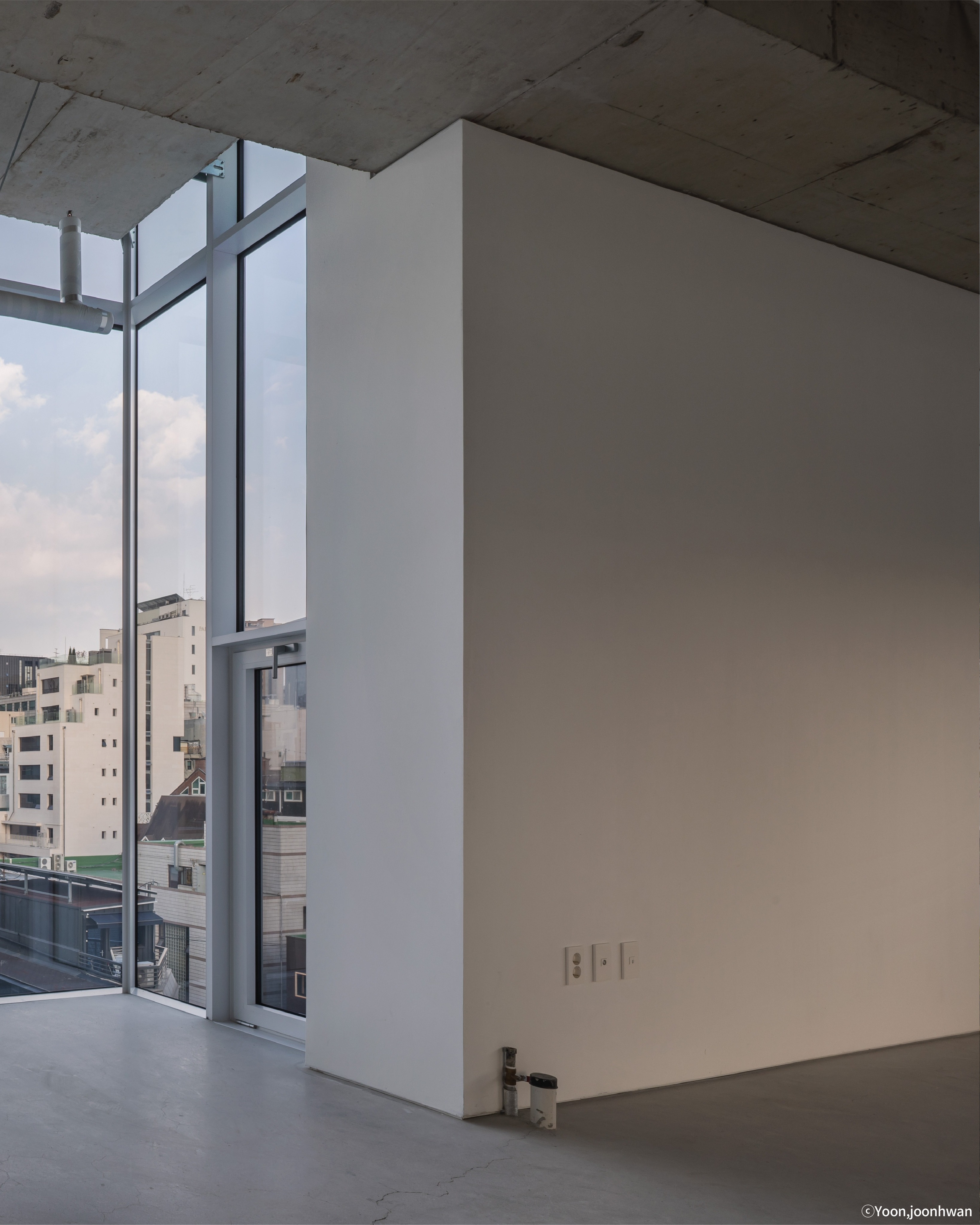2026 The 15th Gangnam-gu Beautiful Architecture Exhibition ‘BEAUTIFUL ARCHITECTURE AWARD’
2026 제15회 강남구 아름다운 건축물 전시회 ‘아름다운 건축상’ 선정
RIPPLE TOWER (NEW WAVE TOWER)
리플 타워 (뉴 웨이브 타워)
Located in Nonhyeon-dong, Gangnam-gu, RIPPLE TOWER was selected for the Beautiful Architecture Award at the 15th Gangnam-gu Beautiful Architecture Exhibition in 2026.
서울특별시 강남구 논현동에 위치한 RIPPLE TOWER는 2026년 제15회 강남구 아름다운 건축물 전시회에서 ‘아름다운 건축상’에 선정되었습니다.
Unlike Gangnam-daero, which connects major areas of Gangnam, Nonhyeon-ro has few notable buildings despite running through the Eulji Hospital intersection and Hakdong Station to Yeoksam Station. As the road is less than 20 meters wide, buildings along it are subject to diagonal plane restrictions intended to protect access to sunlight, resulting in a predominantly low-rise streetscape. The client’s site was also a small, nearly square plot of less than 300 square meters, subject to a north-facing diagonal plane restriction. Beginning with these constraints and the client’s desire for a tall building, we developed a wavy form resembling twin towers, creating a distinctive architectural presence along Nonhyeon-ro.
강남의 주요 지역을 연결하는 강남대로와 달리, 을지병원 사거리와 학동역을 지나 역삼역까지 이어지는 논현로에서는 눈에 띄는 건축물을 찾아보기 어렵습니다. 논현로는 폭 20미터 미만의 도로로, 주변 건축물의 일조권을 보장하기 위한 사선제한이 적용되어 대부분 저층형의 가로 풍경을 이루고 있습니다. 건축주가 매입한 부지 역시 대지면적 90평 미만의 정방형 부지로, 정북방향 사선제한을 받고 있었습니다. 저희는 이러한 제약과 키가 큰 건축물을 원한 건축주의 바람에서 디자인을 시작해, 두 개의 타워처럼 보이는 물결 형태를 계획함으로써 논현로에 새로운 도시적 인상을 만들고자 하였습니다.
-Some excerpts from project text-
-본문 일부 발췌-
작은 땅, 많은 제약, 그래도 특별한 건물. SSP가 설계하면 가능합니다. 신축·설계 상담 DM 환영합니다.
Architect: SSP + Sunggipark(서울과학기술대학교)
Team: Sangjoon Chung, Dooho Kim, Jungwon Lee, Jaehyeon Jung
@ho.__.od @gaaadaan @jae_h224
Photo: 윤준환, 박다해
@yoon_joonhwan, @studiodh_photography
Site: Nonhyeon-dong 80-24, Gangnam-gu, Seoul, Korea
서울특별시 강남구 논현동 80-24
#SSP #SSPArchitecture #StudioSunggiPark #Architecture #ArchitectureDesign #YoungArchitect #OfficeBuilding #에스에스피건축사사무소 #건축가박성기 #건물주 #신축설계 #사옥신축 #건축사사무소 #건축설계사무소 #상가건물신축 #수익형부동산 #건물신축 #건축디자인 #건축사 #젊은건축가 #건축가 #근린생활시설 #근생건축 #강남구 #논현동 #꼬마빌딩 #강남구아름다운건축물전시회 #아름다운건축상