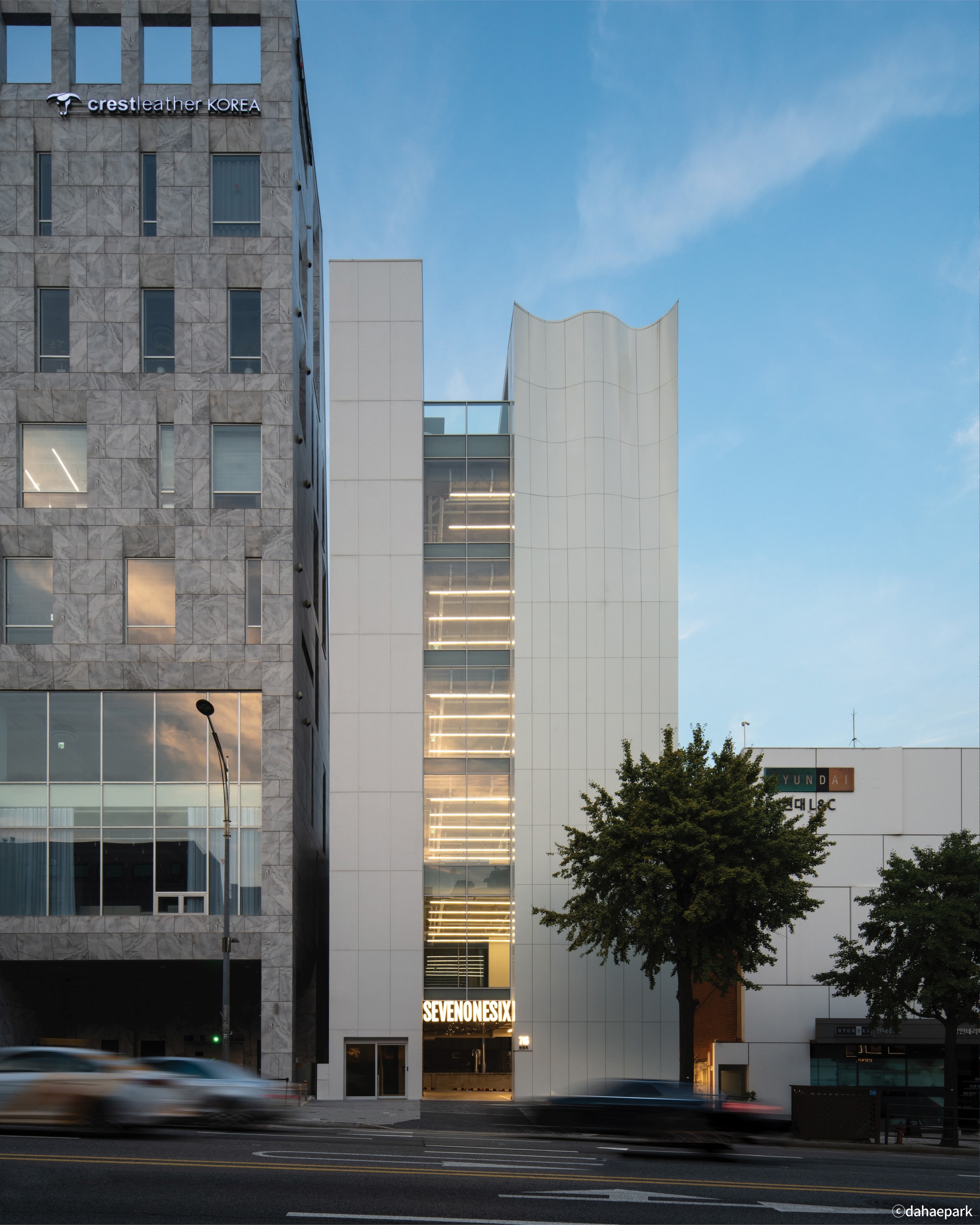 2026 The 15th Gangnam-gu Beautiful Architecture Exhibition ‘BEAUTIFUL ARCHITECTURE AWARD’
2026 제15회 강남구 아름다운 건축물 전시회 ‘아름다운 건축상’ 선정
RIPPLE TOWER (NEW WAVE TOWER)
리플 타워 (뉴 웨이브 타워)
Located in Nonhyeon-dong, Gangnam-gu, RIPPLE TOWER was selected for the Beautiful Architecture Award at the 15th Gangnam-gu Beautiful Architecture Exhibition in 2026.
서울특별시 강남구 논현동에 위치한 RIPPLE TOWER는 2026년 제15회 강남구 아름다운 건축물 전시회에서 ‘아름다운 건축상’에 선정되었습니다.
Unlike Gangnam-daero, which connects major areas of Gangnam, Nonhyeon-ro has few notable buildings despite running through the Eulji Hospital intersection and Hakdong Station to Yeoksam Station. As the road is less than 20 meters wide, buildings along it are subject to diagonal plane restrictions intended to protect access to sunlight, resulting in a predominantly low-rise streetscape. The client’s site was also a small, nearly square plot of less than 300 square meters, subject to a north-facing diagonal plane restriction. Beginning with these constraints and the client’s desire for a tall building, we developed a wavy form resembling twin towers, creating a distinctive architectural presence along Nonhyeon-ro.
강남의 주요 지역을 연결하는 강남대로와 달리, 을지병원 사거리와 학동역을 지나 역삼역까지 이어지는 논현로에서는 눈에 띄는 건축물을 찾아보기 어렵습니다. 논현로는 폭 20미터 미만의 도로로, 주변 건축물의 일조권을 보장하기 위한 사선제한이 적용되어 대부분 저층형의 가로 풍경을 이루고 있습니다. 건축주가 매입한 부지 역시 대지면적 90평 미만의 정방형 부지로, 정북방향 사선제한을 받고 있었습니다. 저희는 이러한 제약과 키가 큰 건축물을 원한 건축주의 바람에서 디자인을 시작해, 두 개의 타워처럼 보이는 물결 형태를 계획함으로써 논현로에 새로운 도시적 인상을 만들고자 하였습니다.
-Some excerpts from project text-
-본문 일부 발췌-
작은 땅, 많은 제약, 그래도 특별한 건물. SSP가 설계하면 가능합니다. 신축·설계 상담 DM 환영합니다.
Architect: SSP + Sunggipark(서울과학기술대학교)
Team: Sangjoon Chung, Dooho Kim, Jungwon Lee, Jaehyeon Jung
@ho.__.od @gaaadaan @jae_h224
Photo: 윤준환, 박다해
@yoon_joonhwan, @studiodh_photography
Site: Nonhyeon-dong 80-24, Gangnam-gu, Seoul, Korea
서울특별시 강남구 논현동 80-24
#SSP #SSPArchitecture #StudioSunggiPark #Architecture #ArchitectureDesign #YoungArchitect #OfficeBuilding #에스에스피건축사사무소 #건축가박성기 #건물주 #신축설계 #사옥신축 #건축사사무소 #건축설계사무소 #상가건물신축 #수익형부동산 #건물신축 #건축디자인 #건축사 #젊은건축가 #건축가 #근린생활시설 #근생건축 #강남구 #논현동 #꼬마빌딩 #강남구아름다운건축물전시회 #아름다운건축상